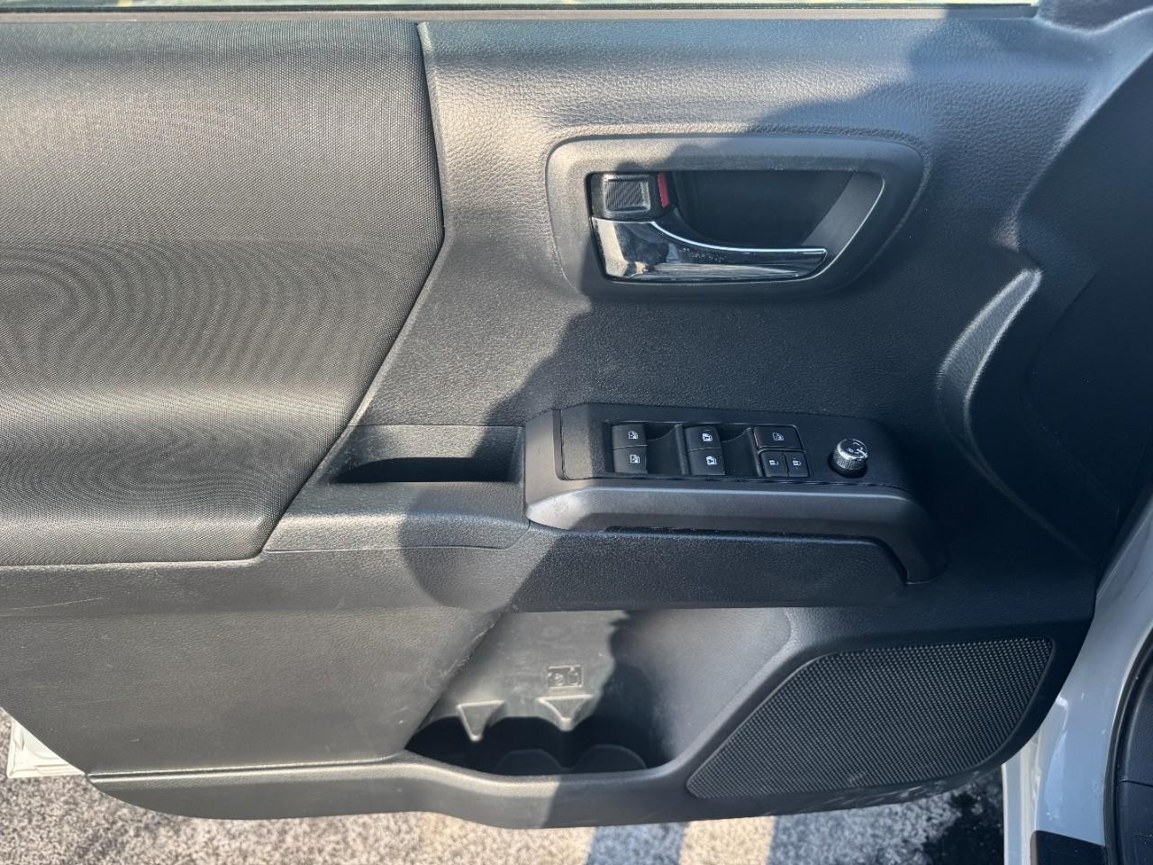 Toyota Tacoma Vehicle Full-screen Gallery Image 16