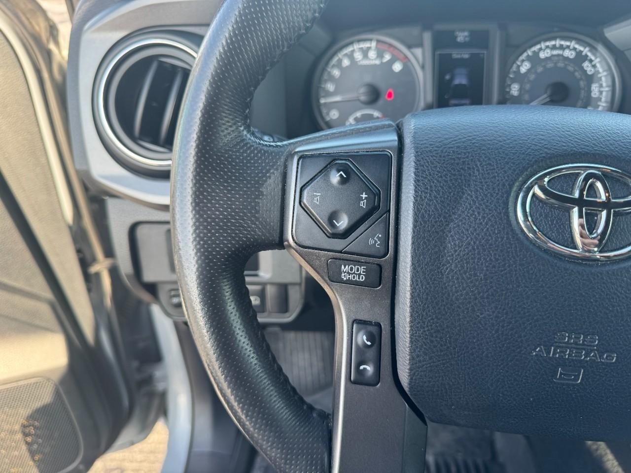 Toyota Tacoma Vehicle Full-screen Gallery Image 17