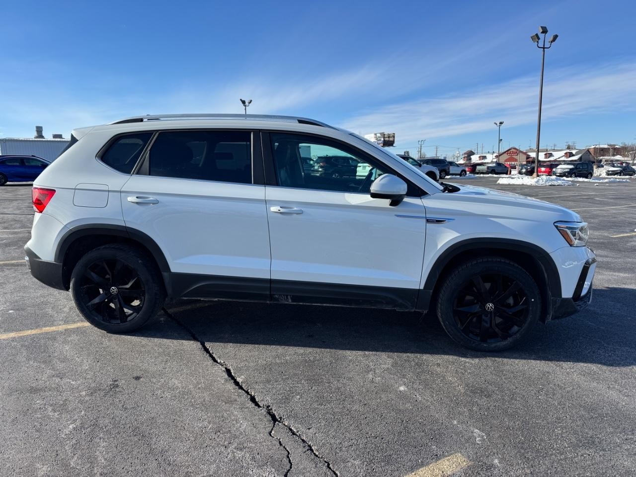 Volkswagen Taos Vehicle Full-screen Gallery Image 02