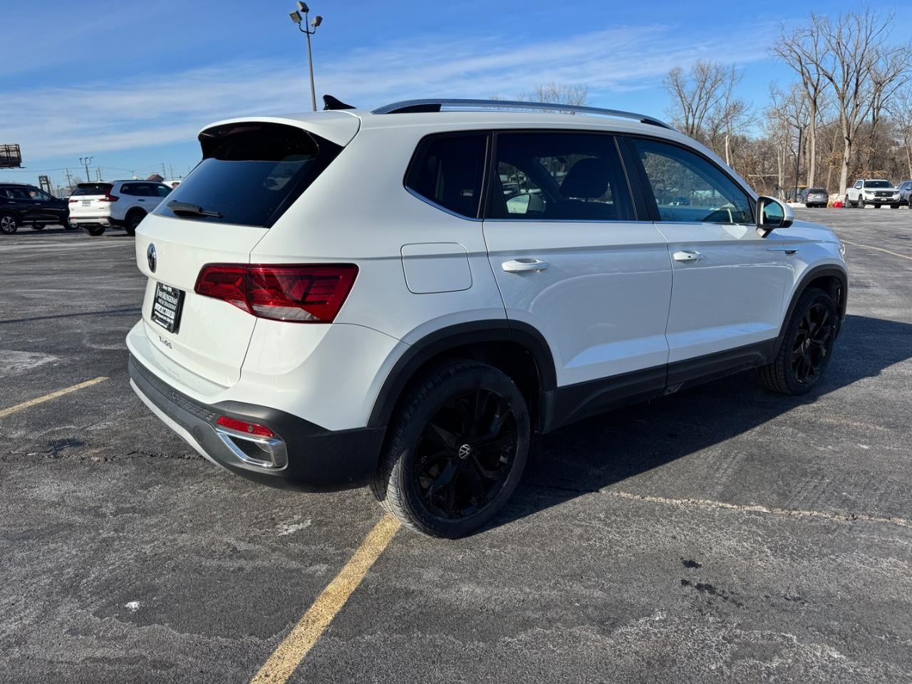 Volkswagen Taos Vehicle Full-screen Gallery Image 03