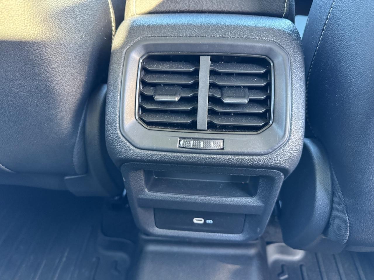 Volkswagen Taos Vehicle Full-screen Gallery Image 11