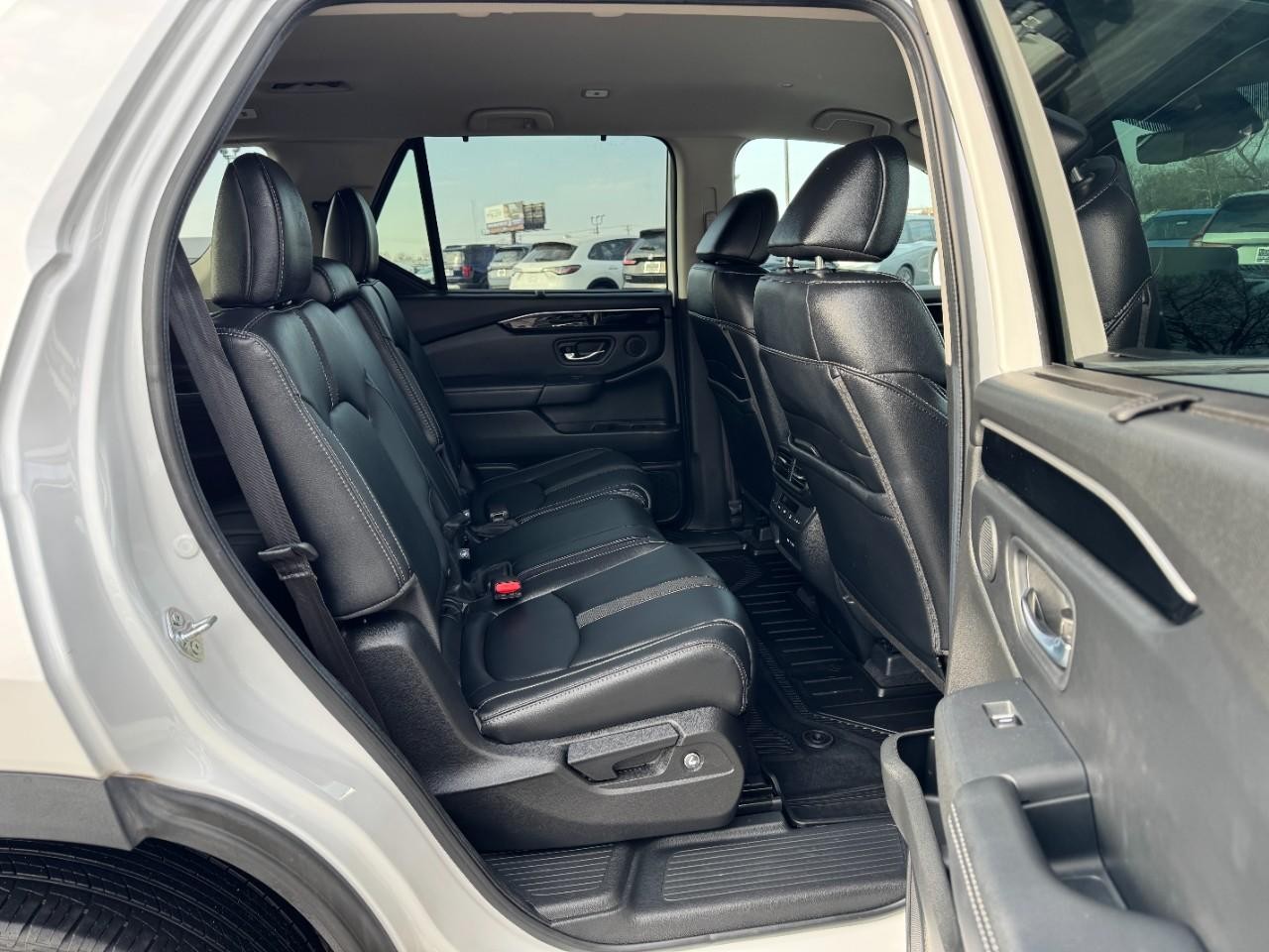 Honda Pilot Vehicle Full-screen Gallery Image 10