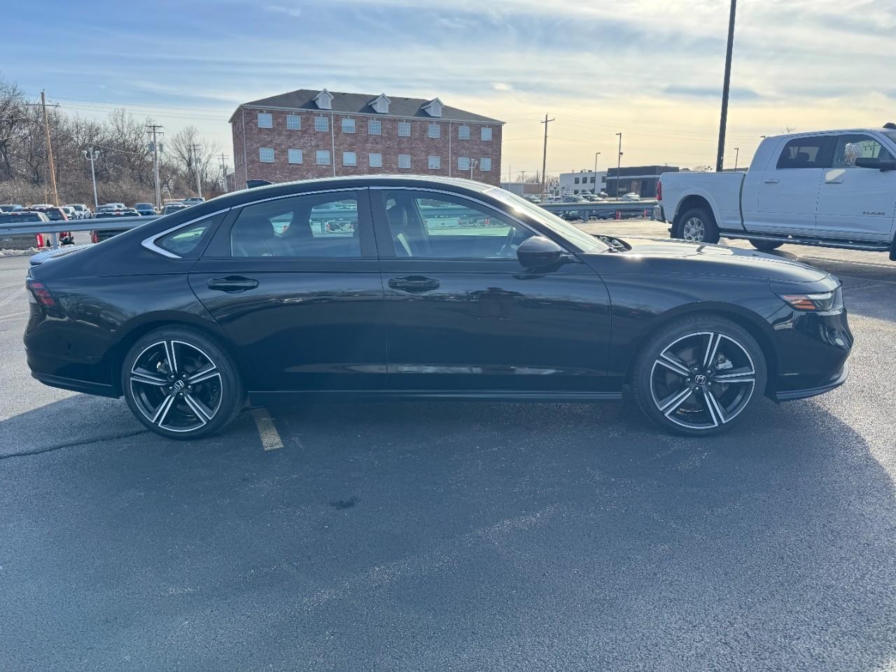 Honda Accord Hybrid Vehicle Full-screen Gallery Image 02