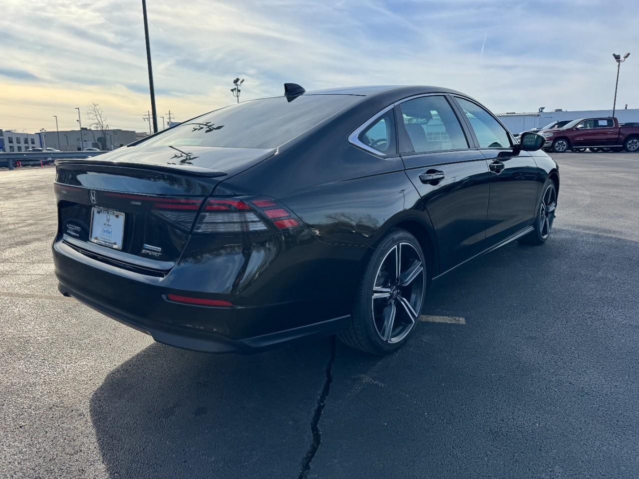 Honda Accord Hybrid Vehicle Full-screen Gallery Image 03