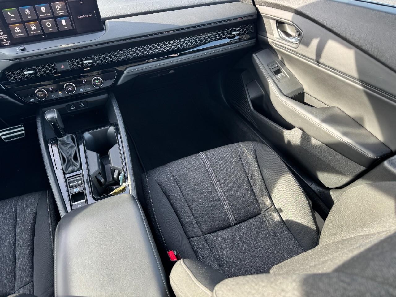 Honda Accord Hybrid Vehicle Full-screen Gallery Image 15