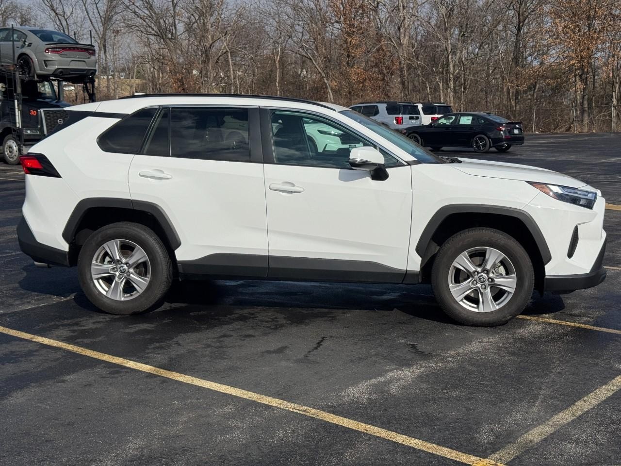 Toyota RAV4 Vehicle Full-screen Gallery Image 02