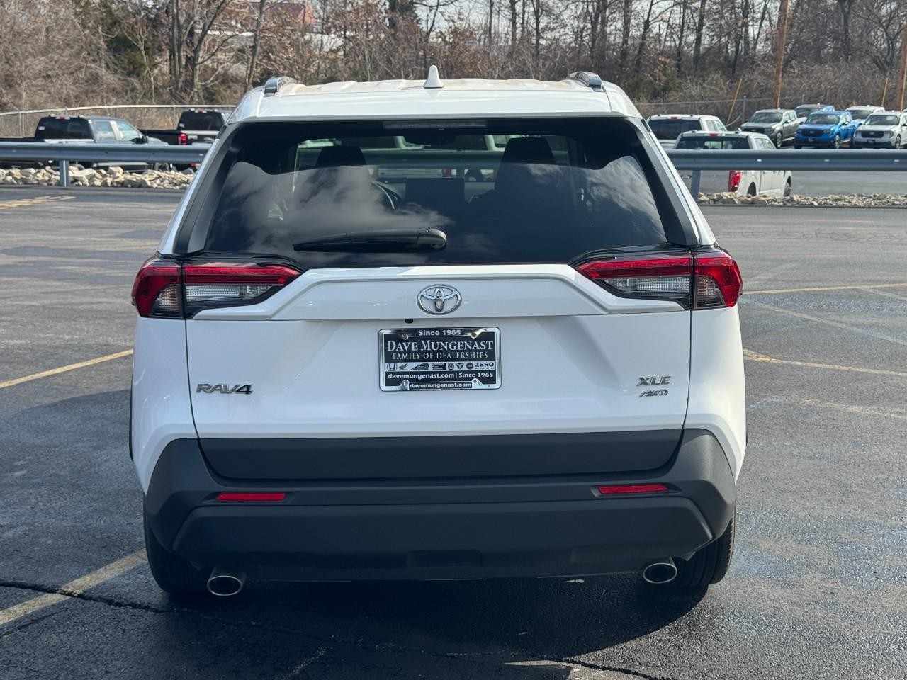 Toyota RAV4 Vehicle Full-screen Gallery Image 05