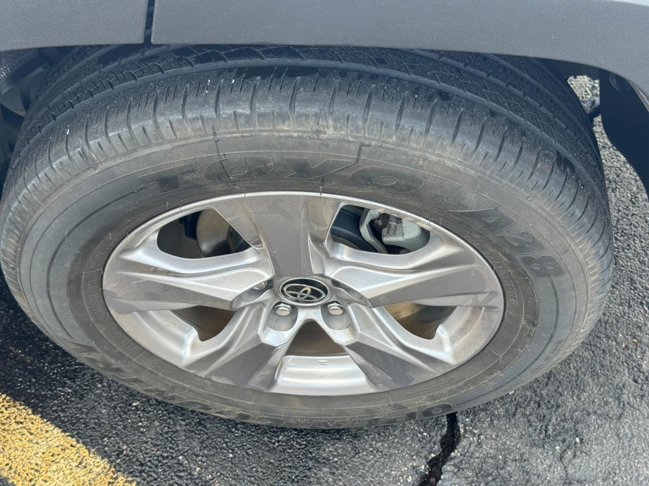 Toyota RAV4 Vehicle Full-screen Gallery Image 07