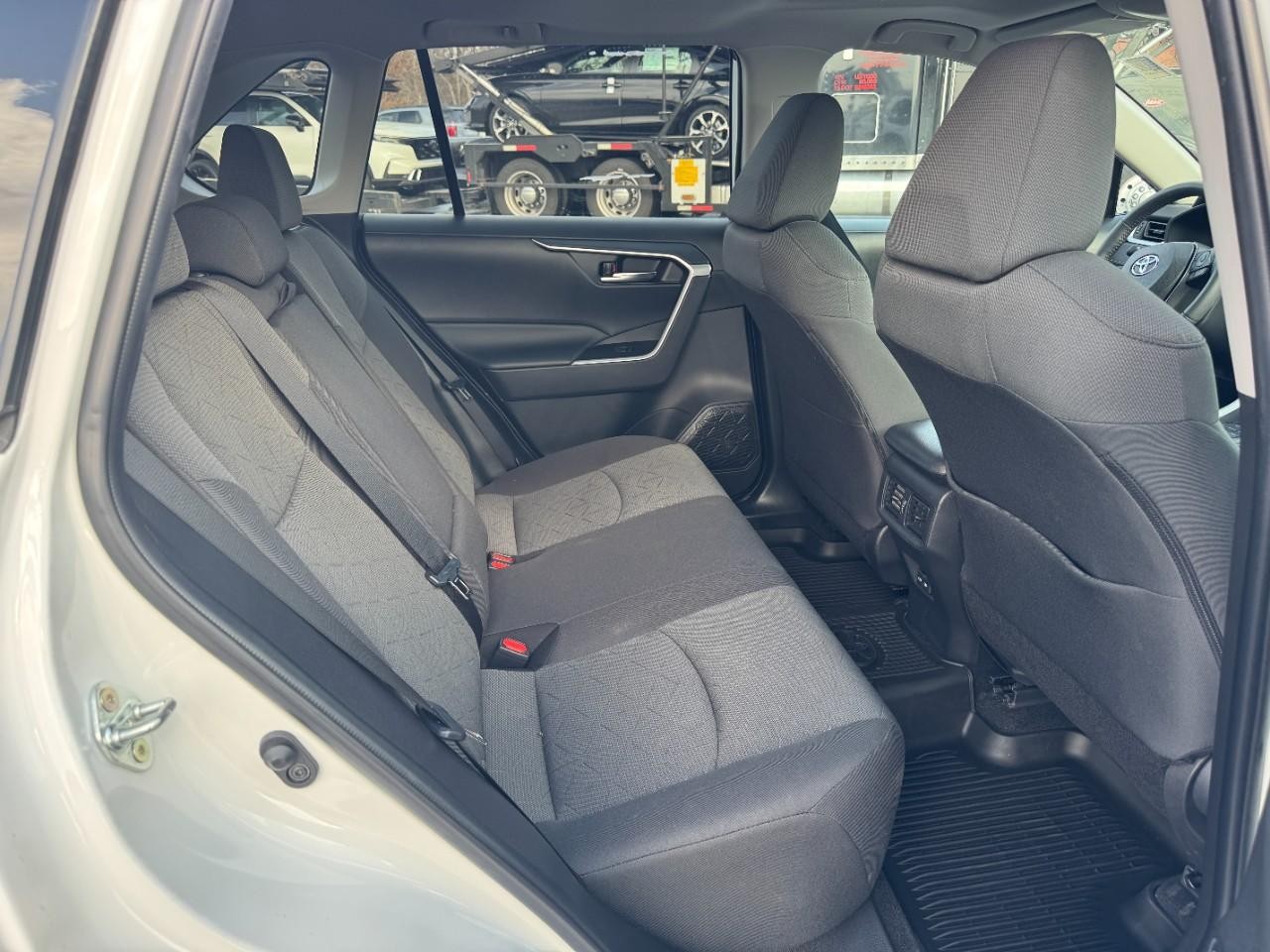 Toyota RAV4 Vehicle Full-screen Gallery Image 11