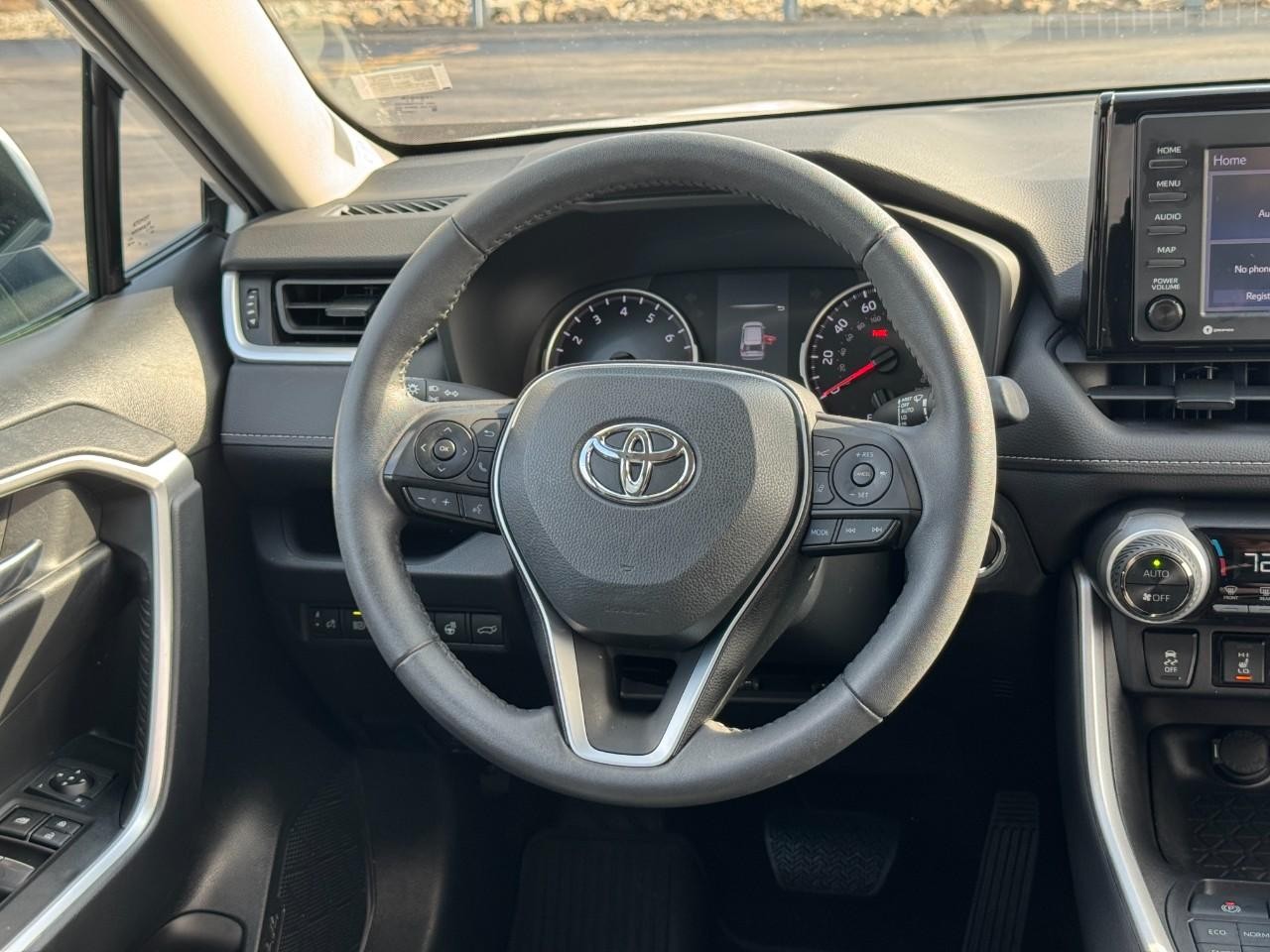 Toyota RAV4 Vehicle Full-screen Gallery Image 13