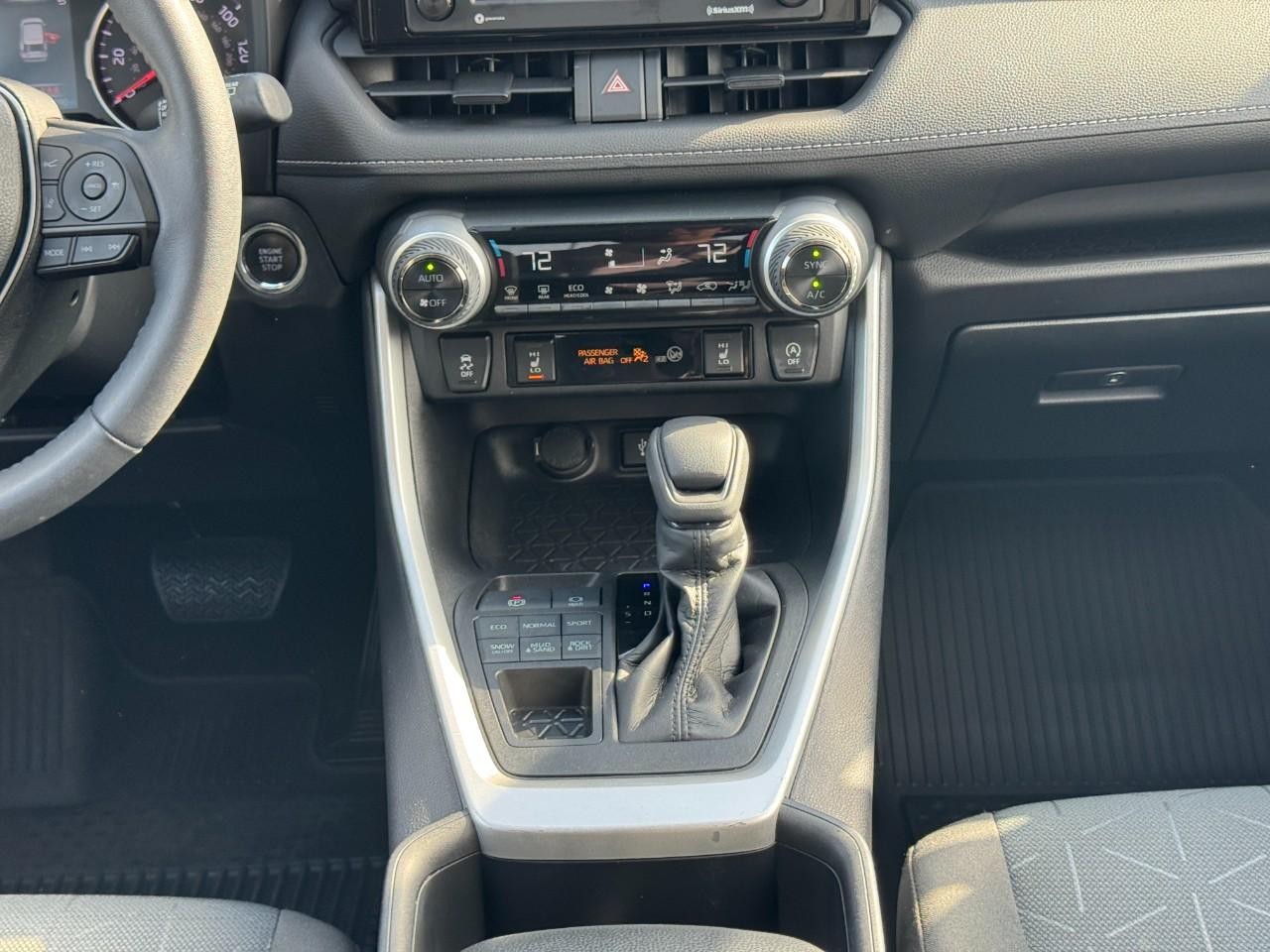 Toyota RAV4 Vehicle Full-screen Gallery Image 15