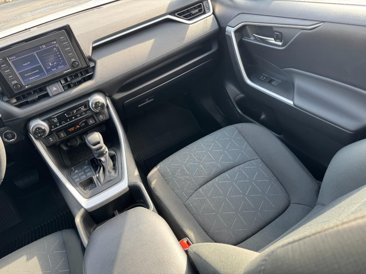 Toyota RAV4 Vehicle Full-screen Gallery Image 16