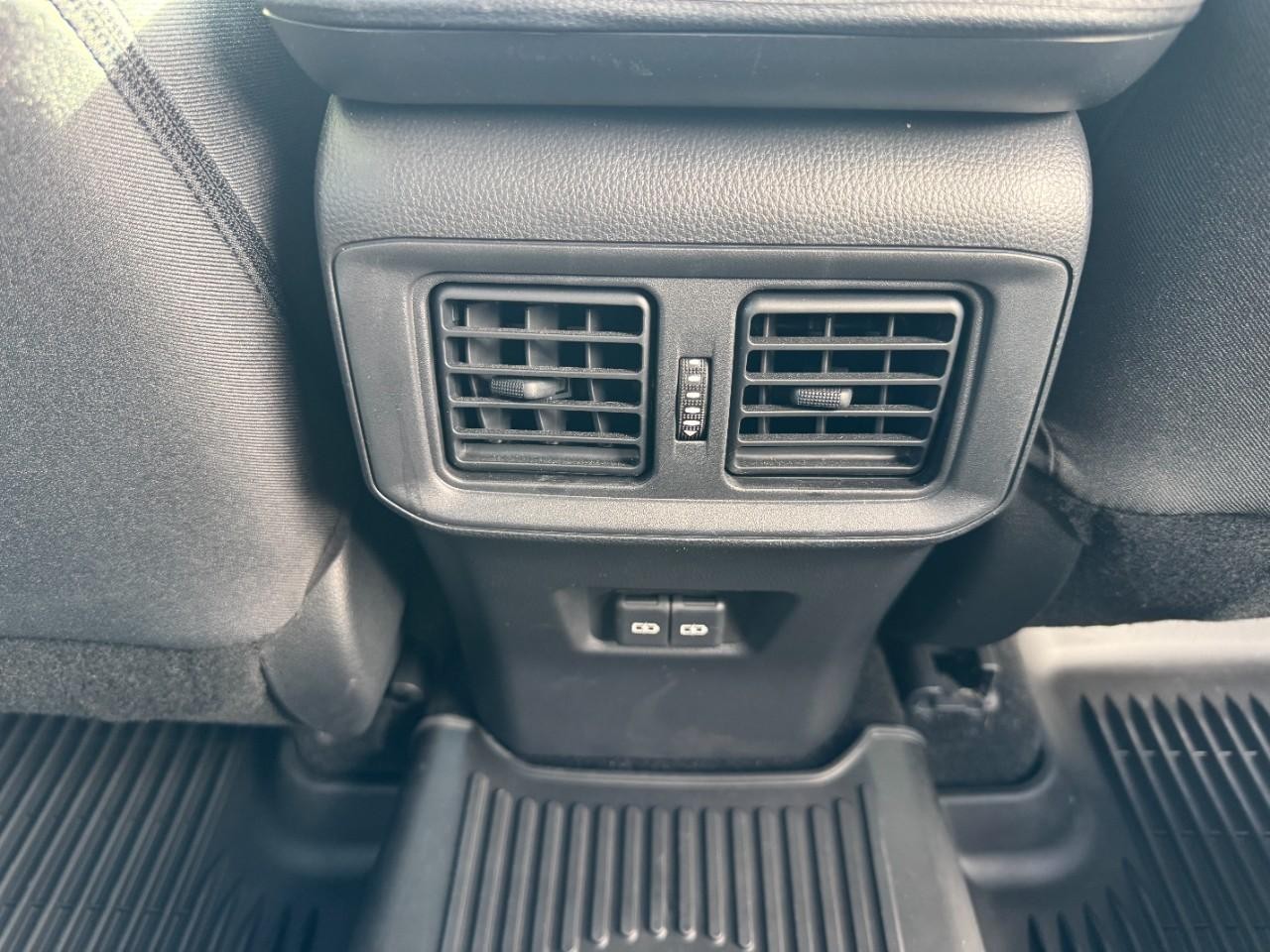 Toyota RAV4 Vehicle Full-screen Gallery Image 17