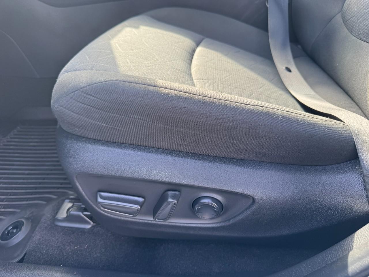 Toyota RAV4 Vehicle Full-screen Gallery Image 18