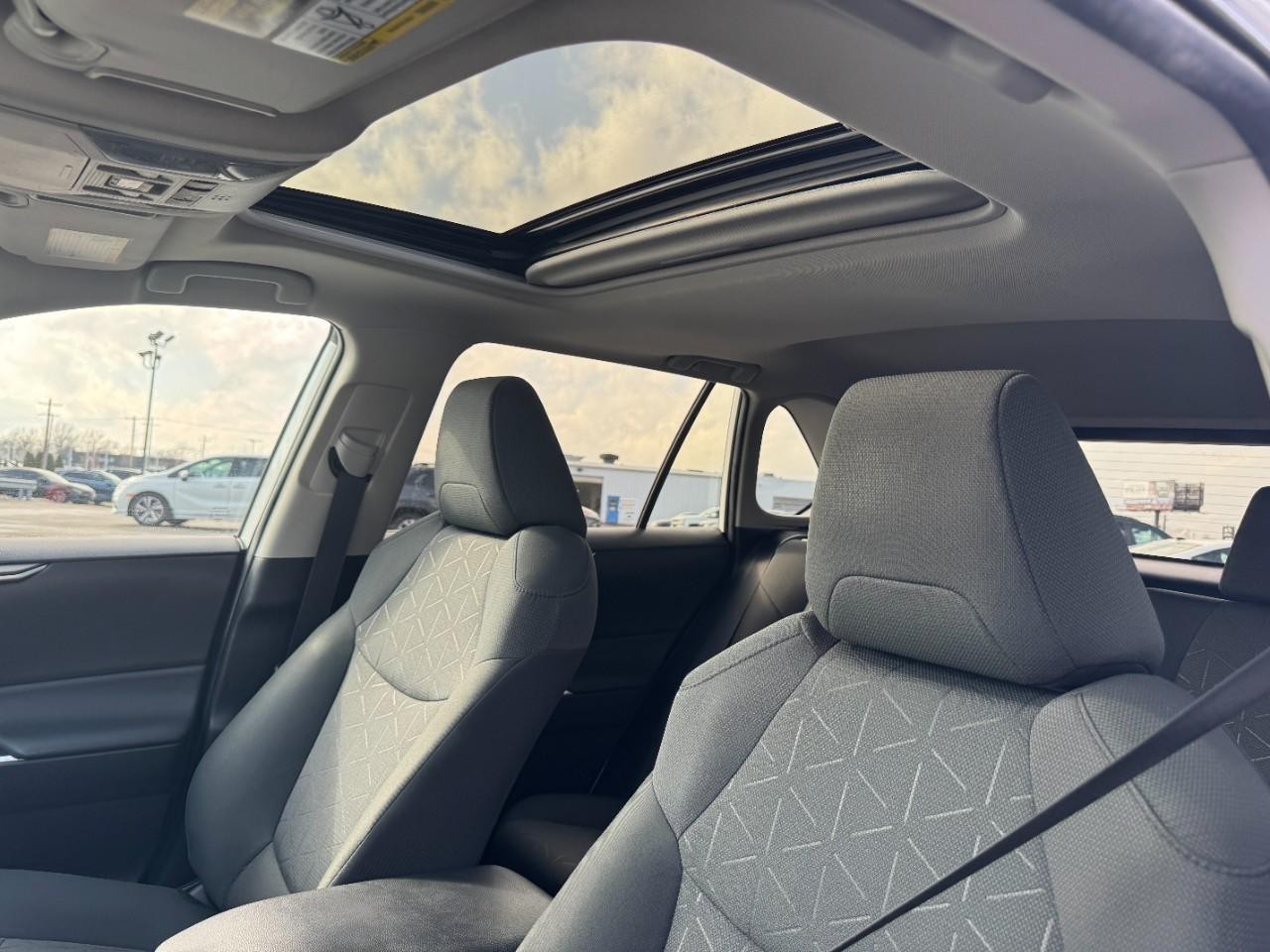 Toyota RAV4 Vehicle Full-screen Gallery Image 20