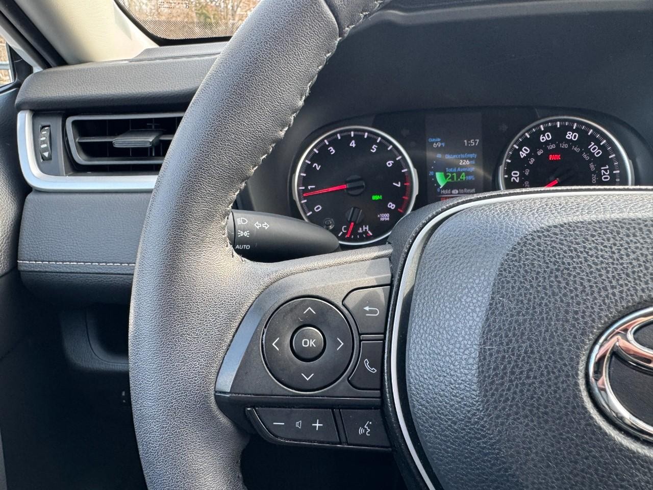 Toyota RAV4 Vehicle Full-screen Gallery Image 21