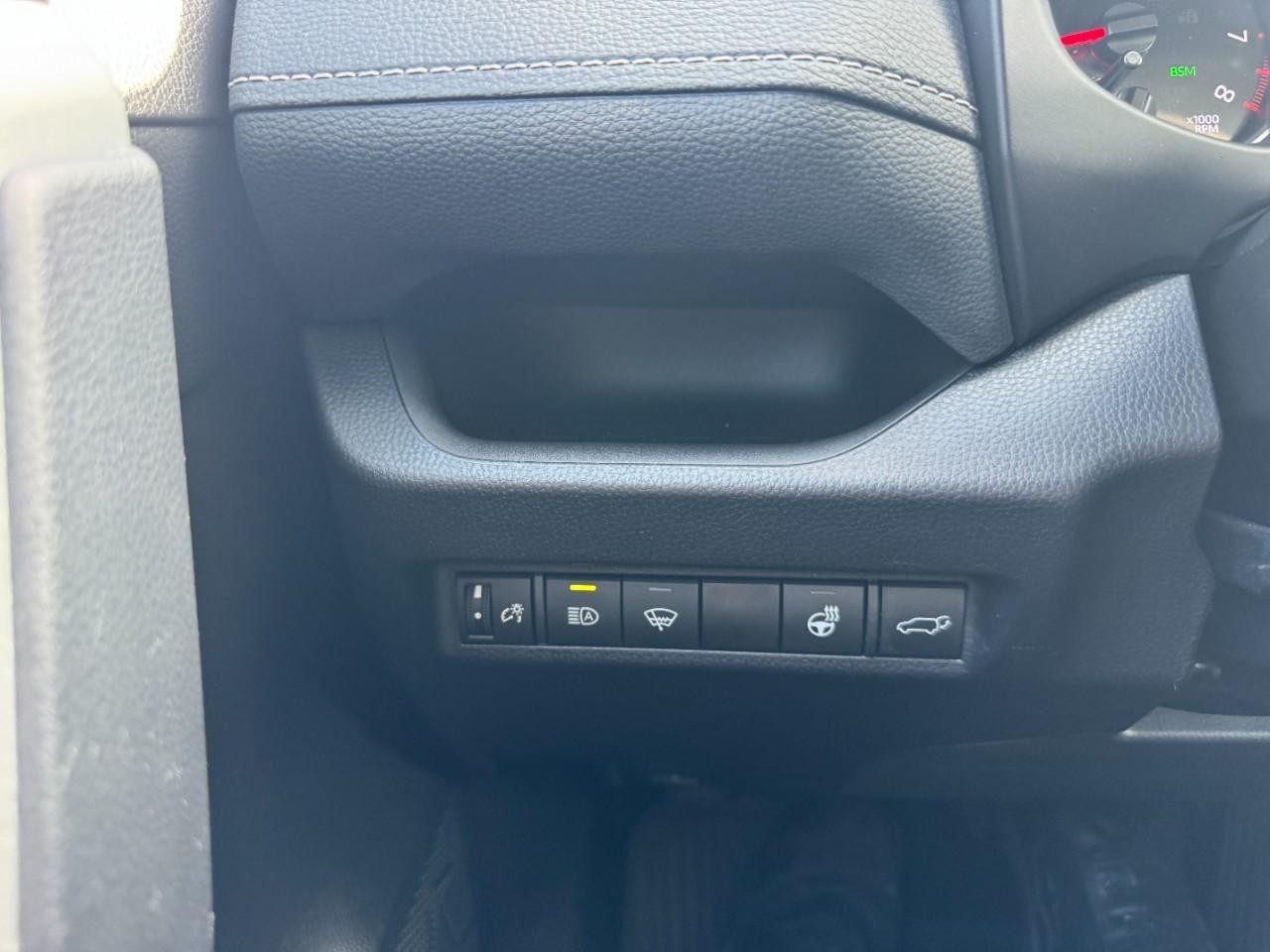 Toyota RAV4 Vehicle Full-screen Gallery Image 24