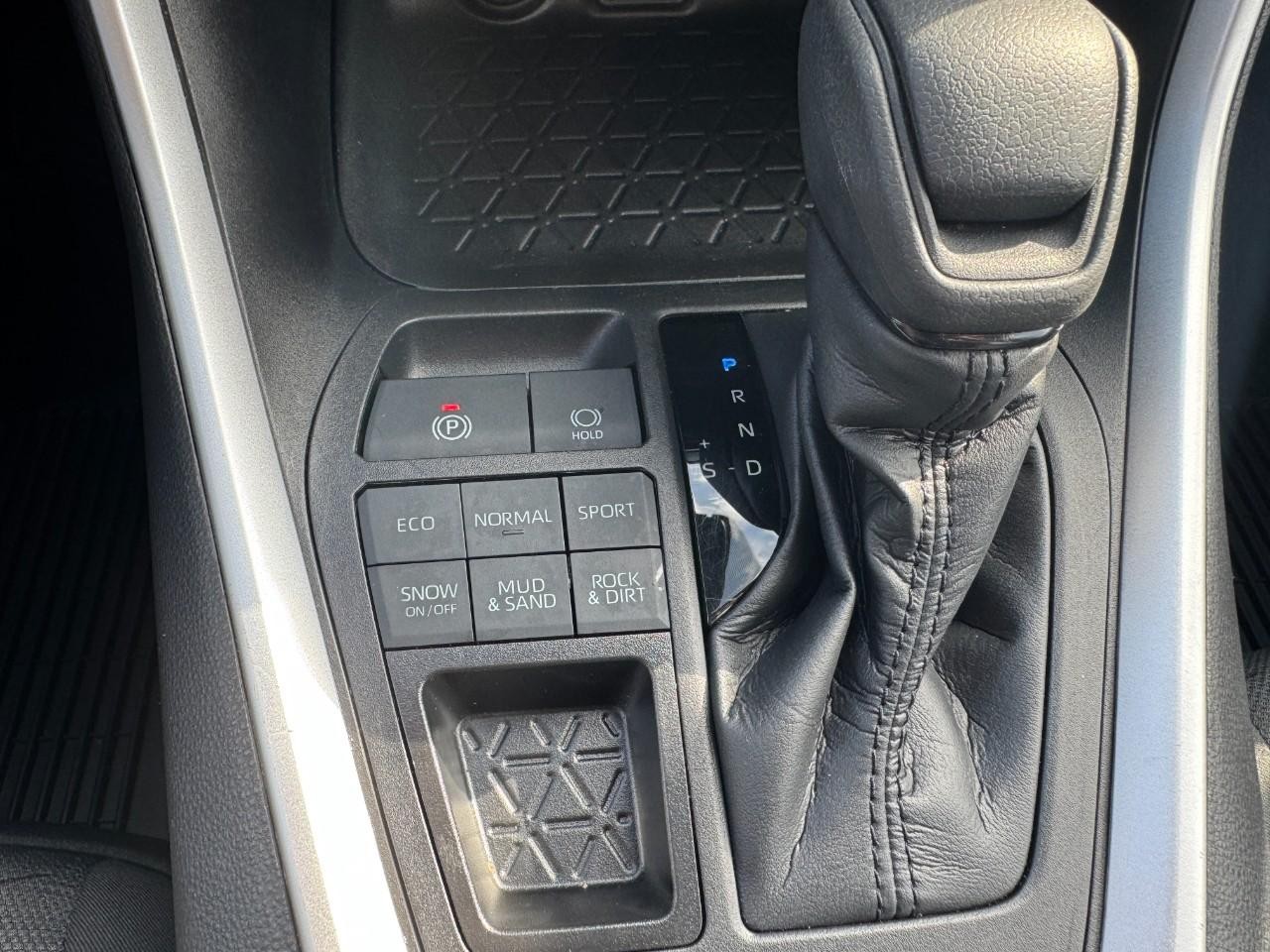 Toyota RAV4 Vehicle Full-screen Gallery Image 25