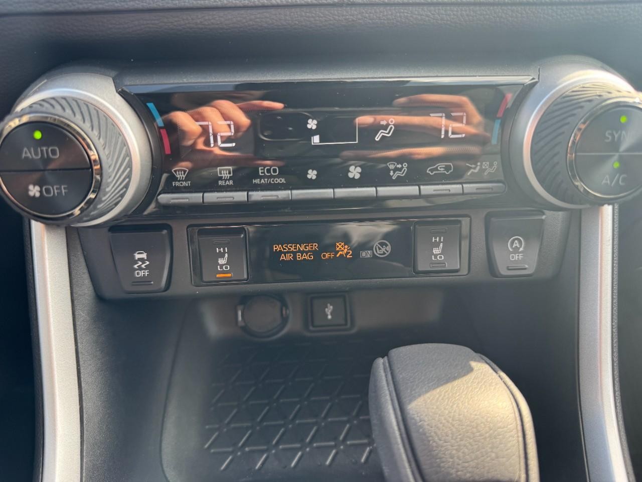 Toyota RAV4 Vehicle Full-screen Gallery Image 28