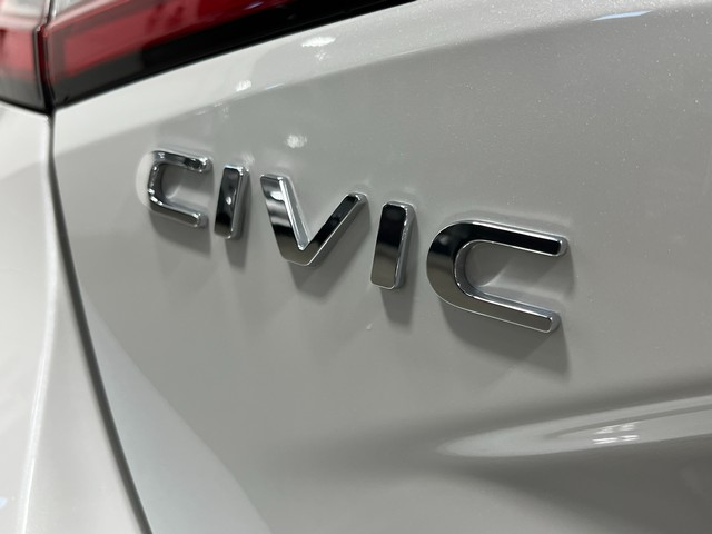 Honda Civic Hatchback Hybrid Vehicle Full-screen Gallery Image 06
