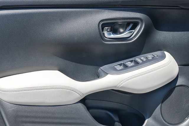 Honda HR-V Vehicle Full-screen Gallery Image 18