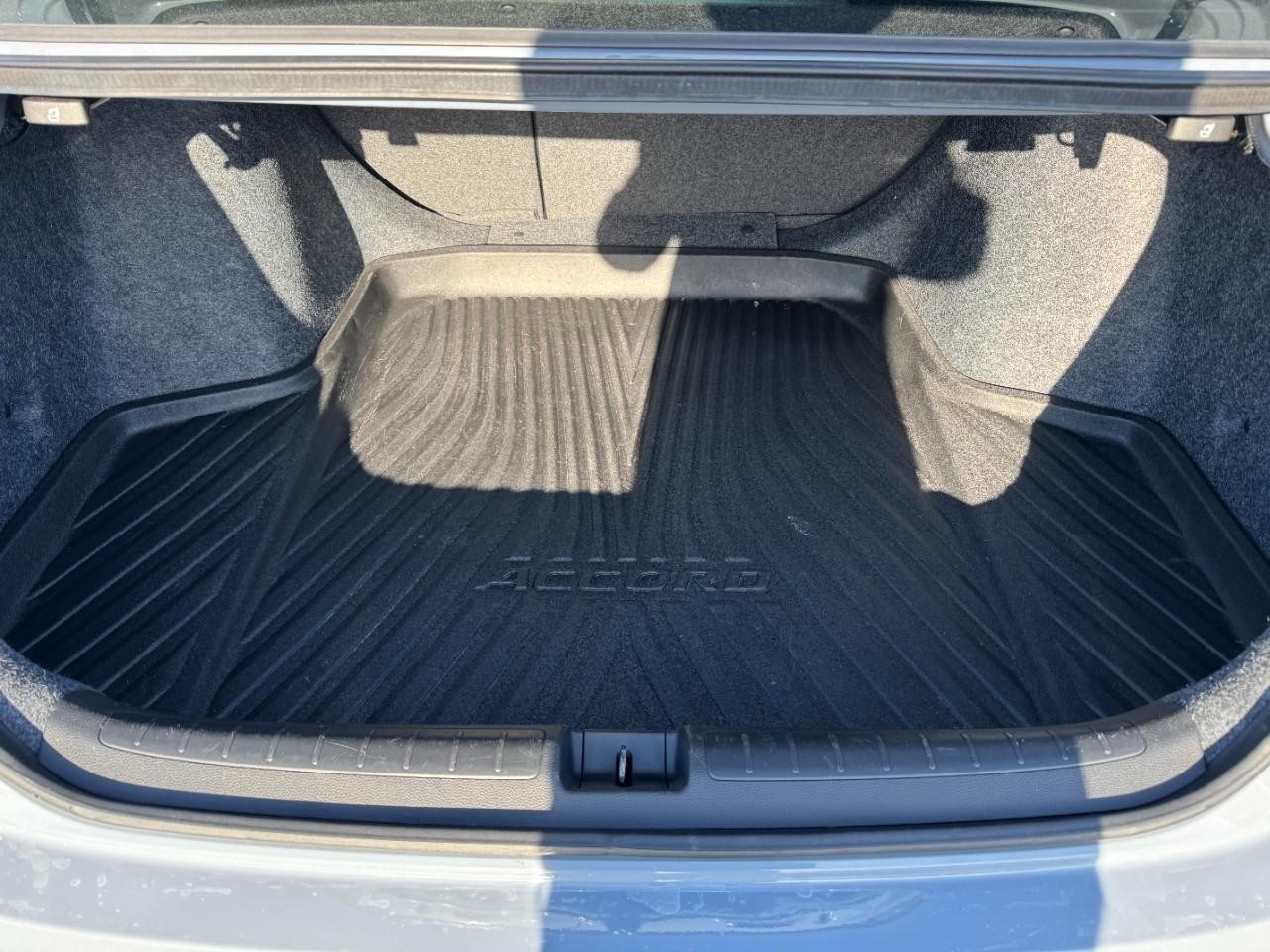 Honda Accord Sedan Vehicle Full-screen Gallery Image 06