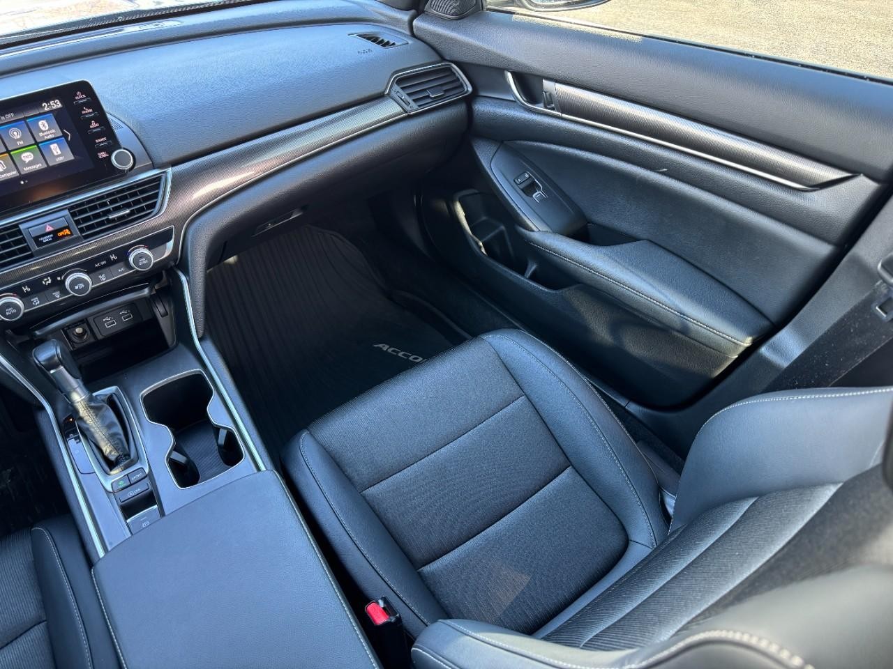 Honda Accord Sedan Vehicle Full-screen Gallery Image 15