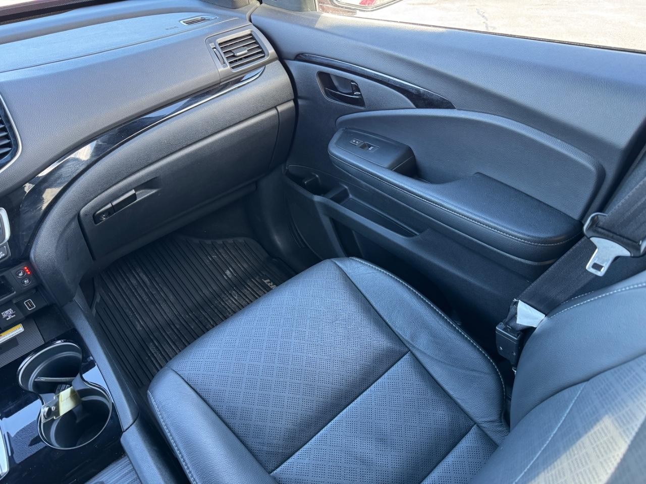 Honda Passport Vehicle Full-screen Gallery Image 16