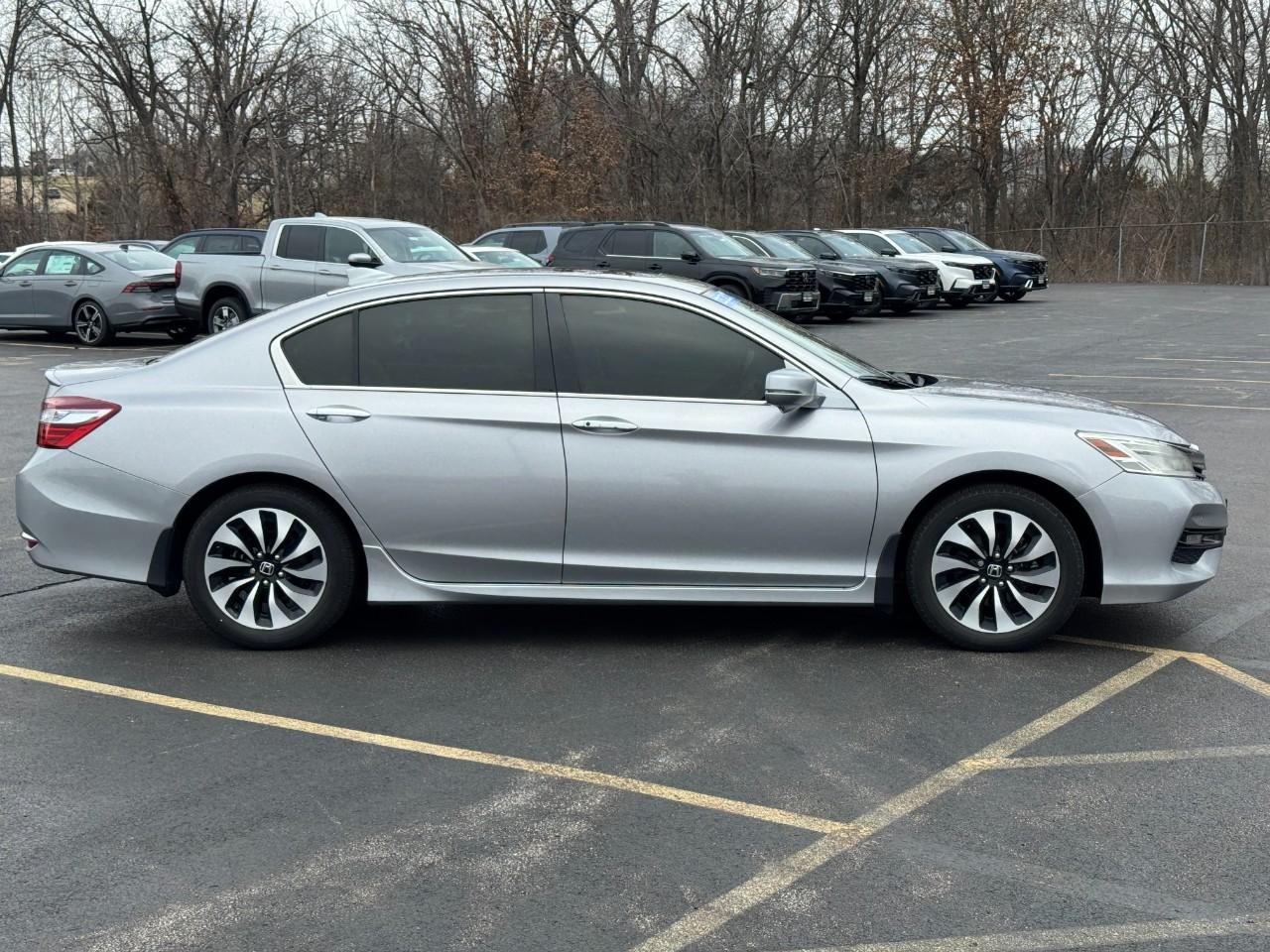 Honda Accord Hybrid Vehicle Full-screen Gallery Image 02