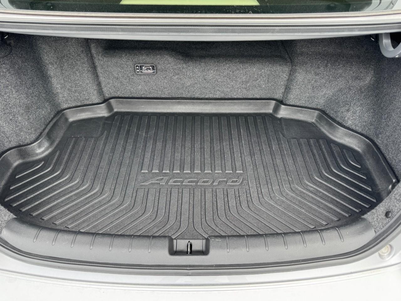 Honda Accord Hybrid Vehicle Full-screen Gallery Image 04