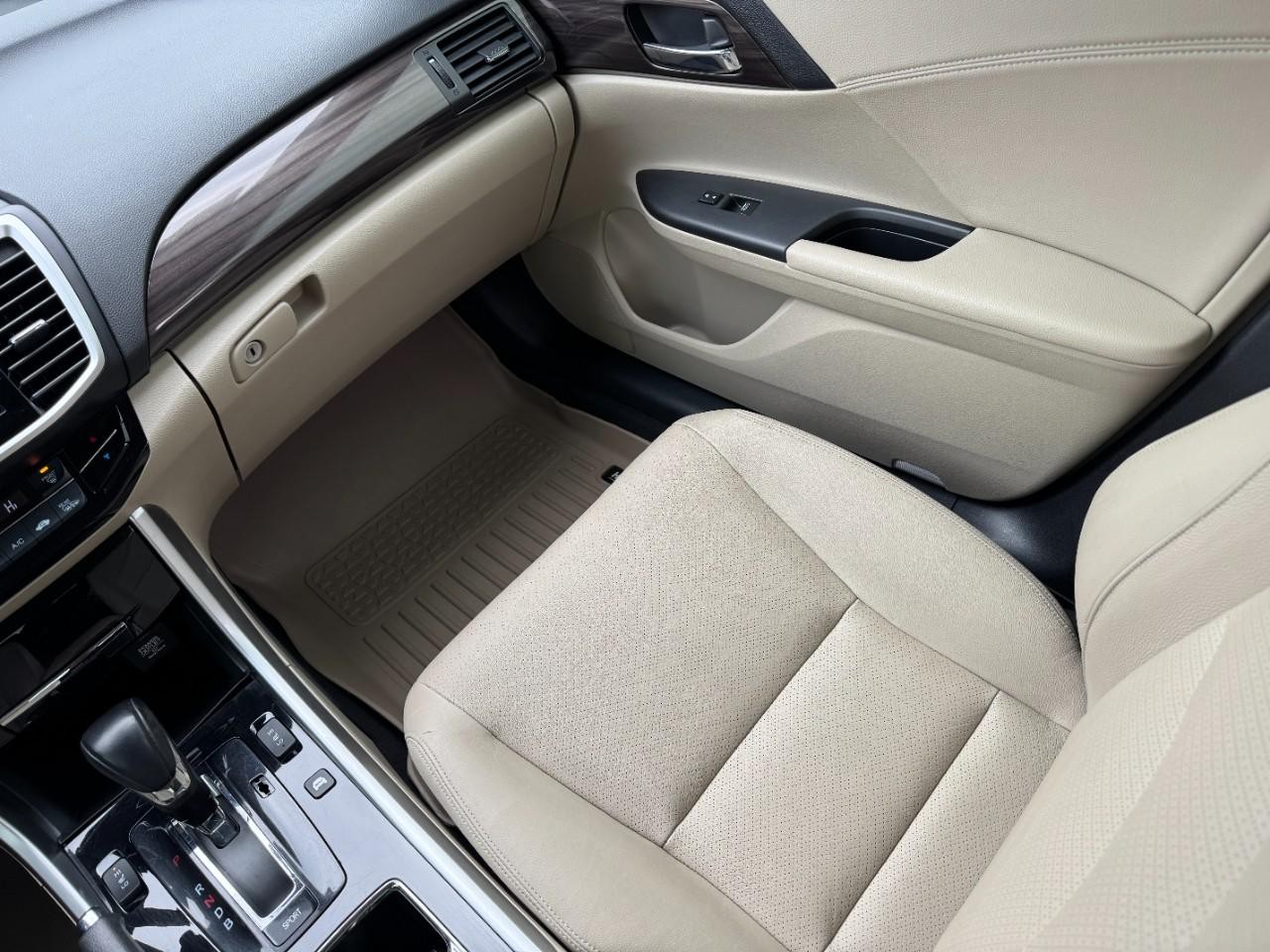 Honda Accord Hybrid Vehicle Full-screen Gallery Image 15