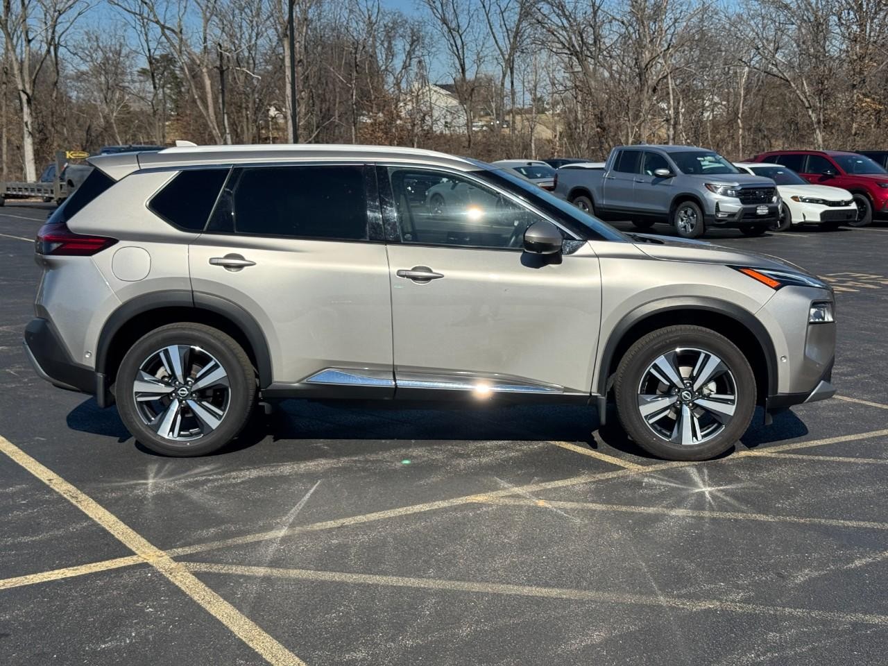 Nissan Rogue Vehicle Full-screen Gallery Image 02