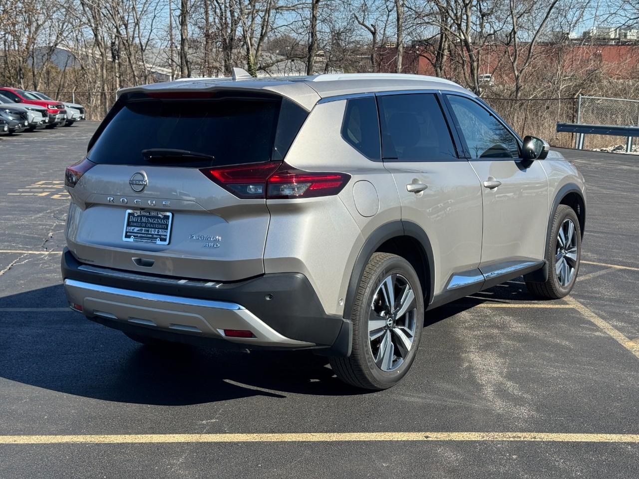 Nissan Rogue Vehicle Full-screen Gallery Image 03