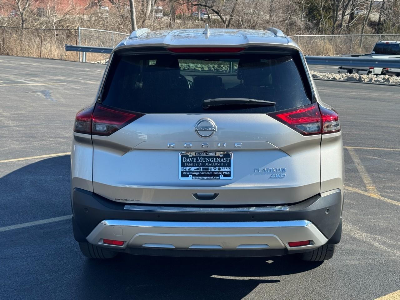 Nissan Rogue Vehicle Full-screen Gallery Image 05