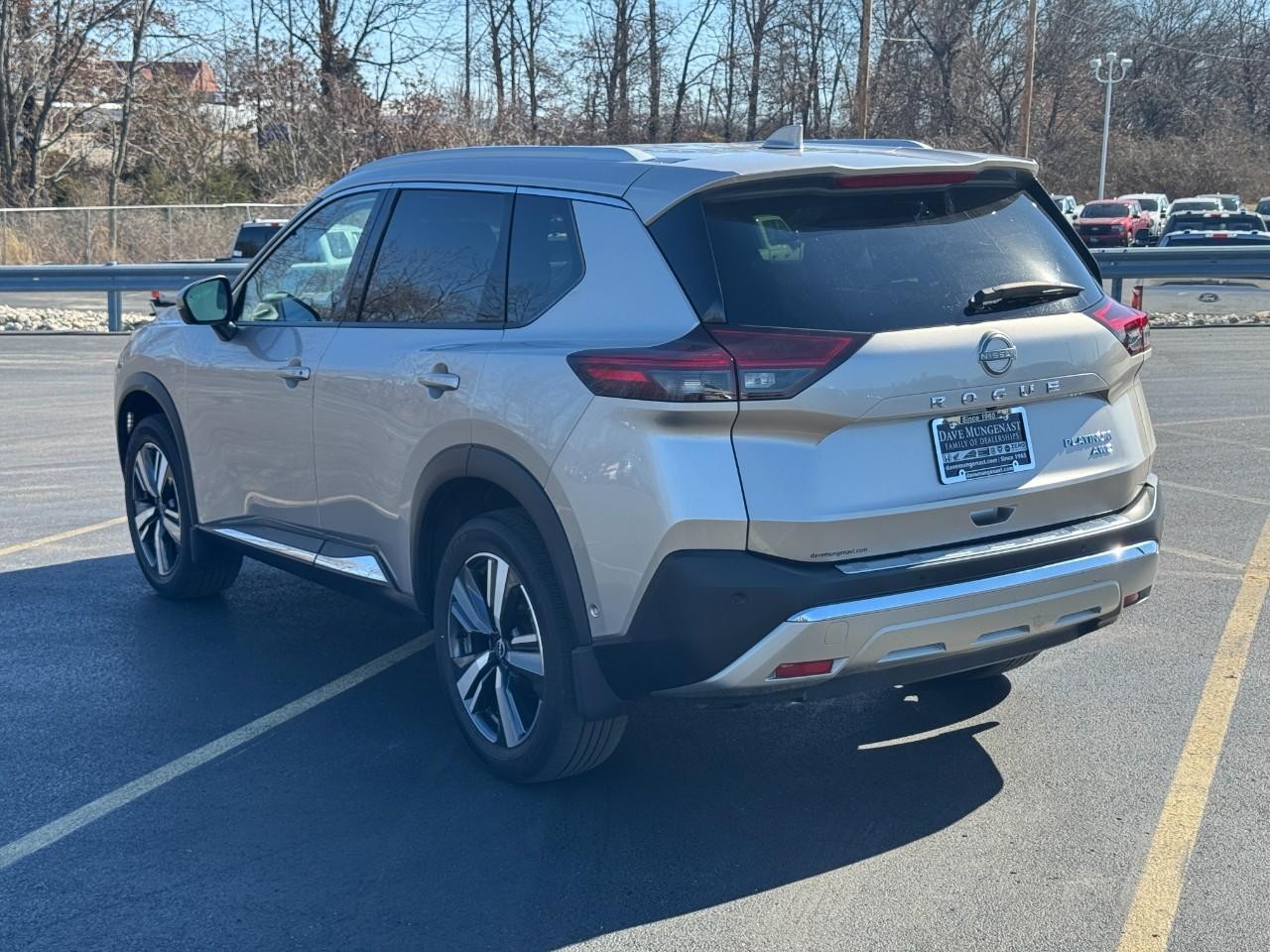 Nissan Rogue Vehicle Full-screen Gallery Image 06