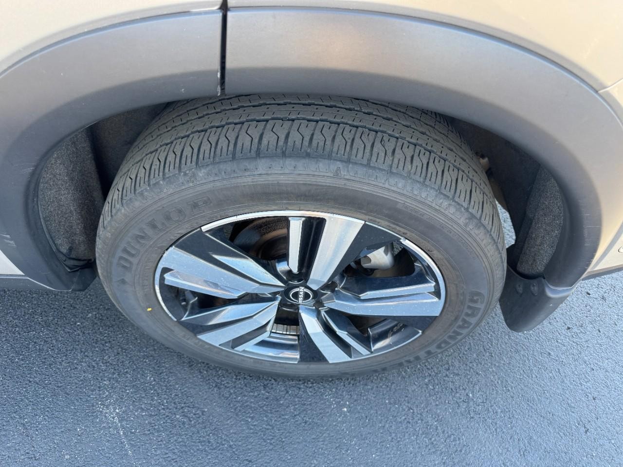 Nissan Rogue Vehicle Full-screen Gallery Image 07