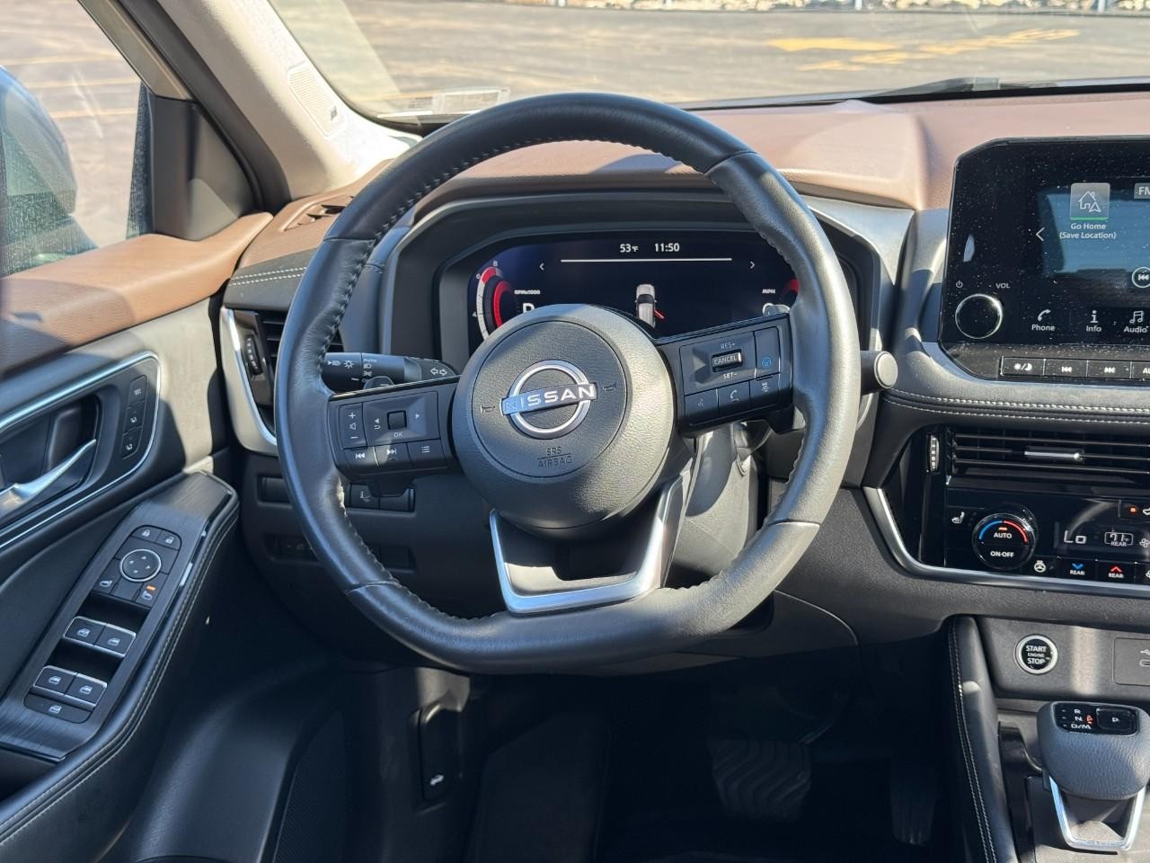 Nissan Rogue Vehicle Full-screen Gallery Image 12