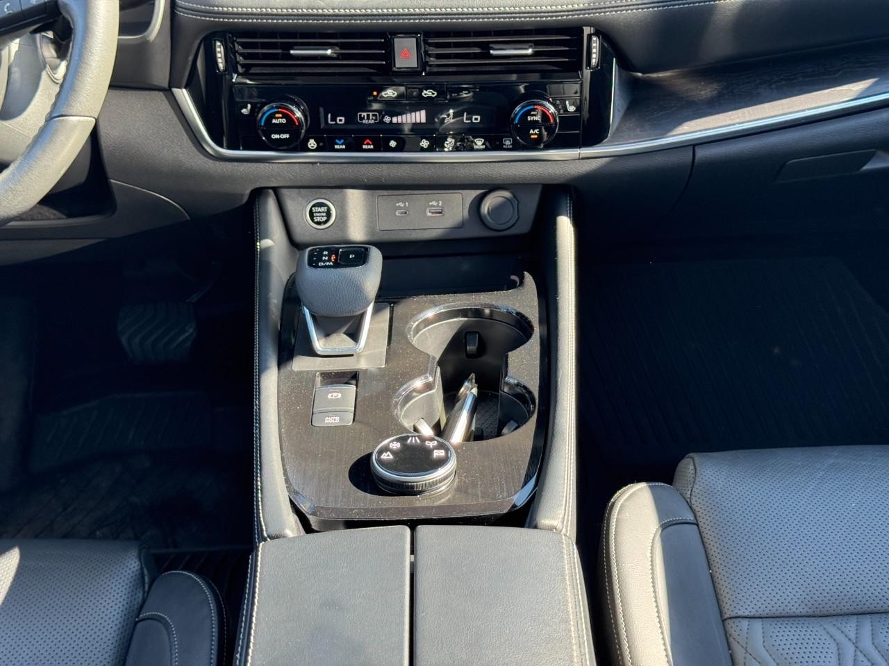 Nissan Rogue Vehicle Full-screen Gallery Image 14