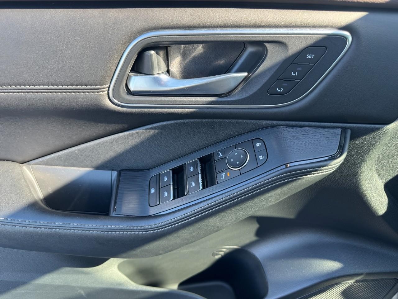 Nissan Rogue Vehicle Full-screen Gallery Image 17