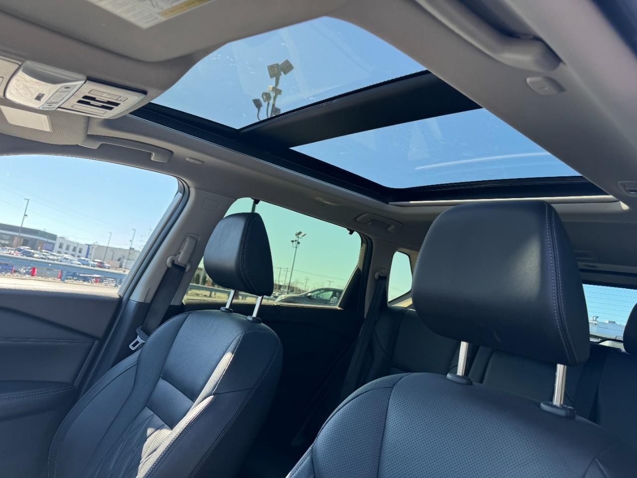 Nissan Rogue Vehicle Full-screen Gallery Image 18