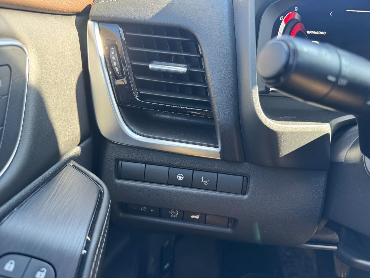 Nissan Rogue Vehicle Full-screen Gallery Image 24