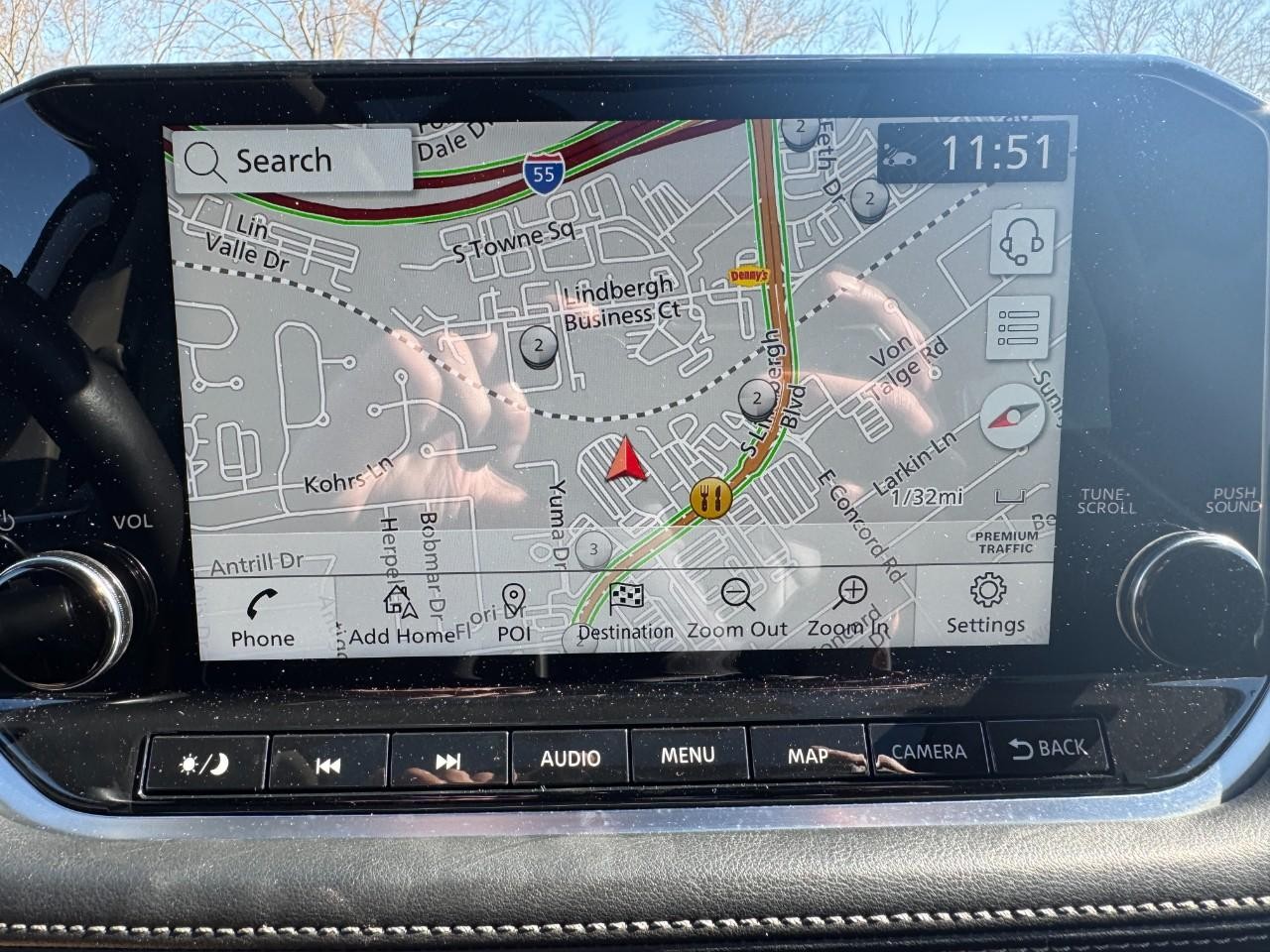 Nissan Rogue Vehicle Full-screen Gallery Image 25