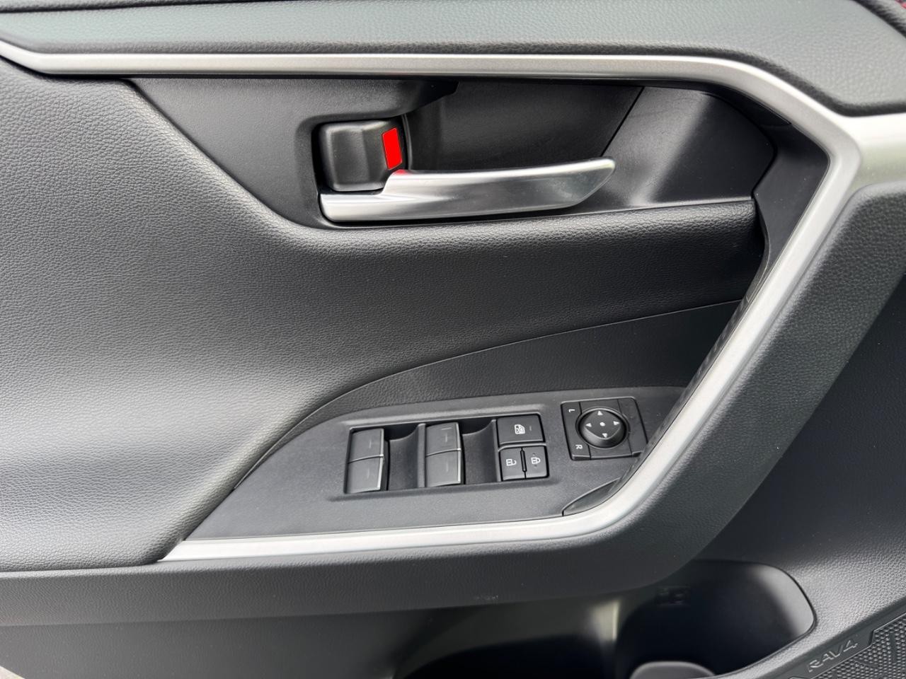 Toyota RAV4 Prime Vehicle Full-screen Gallery Image 17