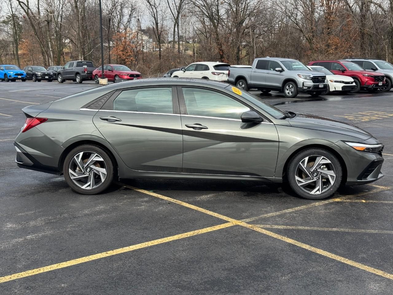 Hyundai Elantra Hybrid Vehicle Full-screen Gallery Image 03