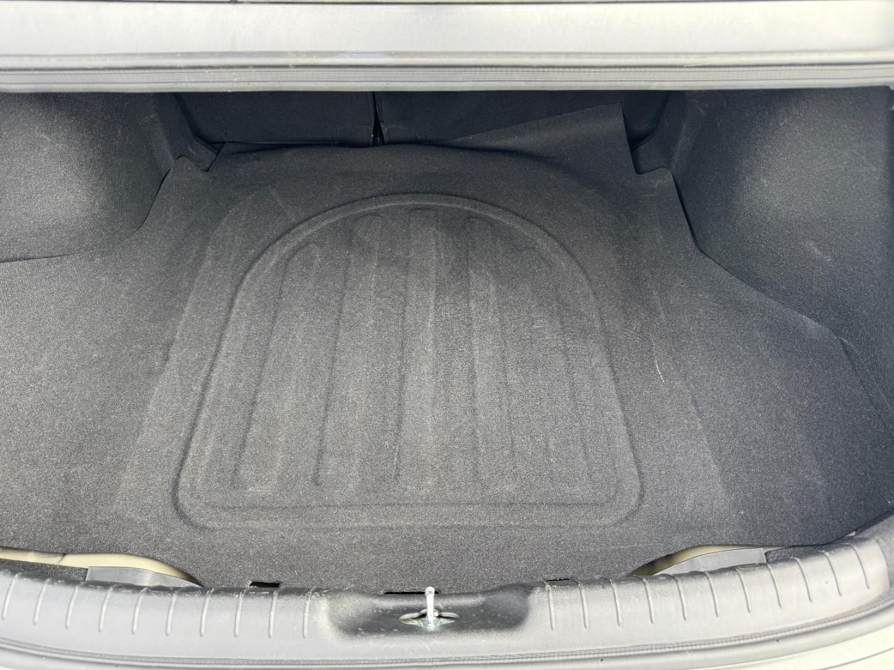 Hyundai Elantra Hybrid Vehicle Full-screen Gallery Image 05