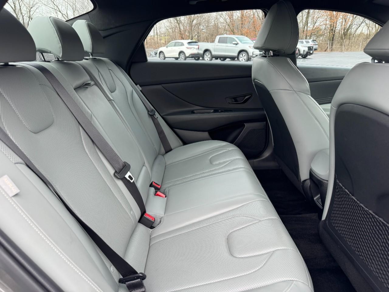 Hyundai Elantra Hybrid Vehicle Full-screen Gallery Image 11