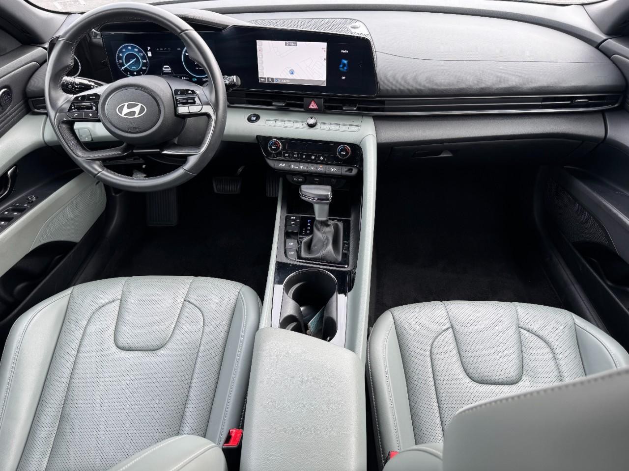 Hyundai Elantra Hybrid Vehicle Full-screen Gallery Image 12