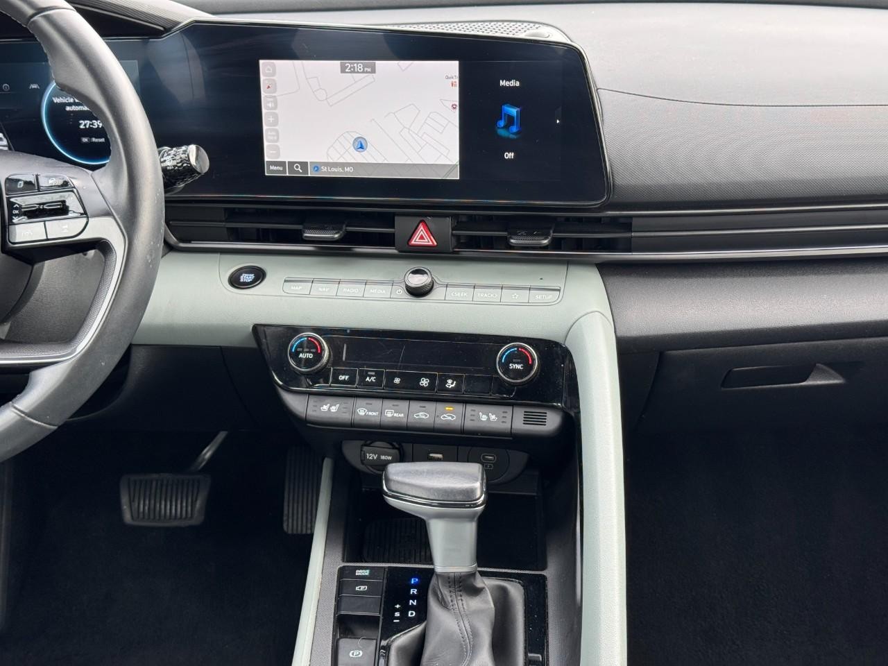 Hyundai Elantra Hybrid Vehicle Full-screen Gallery Image 14