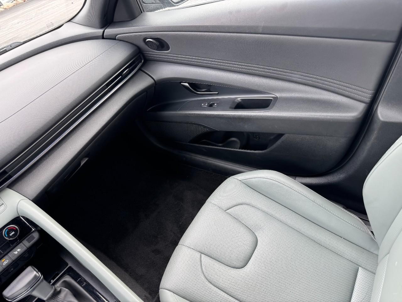 Hyundai Elantra Hybrid Vehicle Full-screen Gallery Image 16