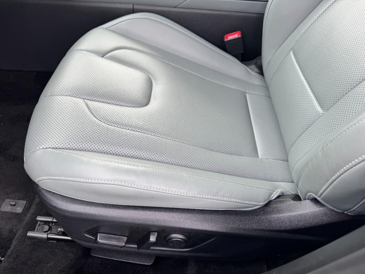 Hyundai Elantra Hybrid Vehicle Full-screen Gallery Image 18